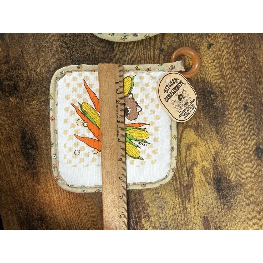Vintage Kitchen Compliments Retro Vegetables Raccoon Pot Holder Mitt Set Decor